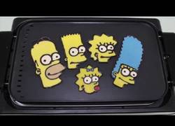 Enlace a ¿Quieres comerte a la familia Simpson? Así se hacen unas deliciosas tortitas con sus caras