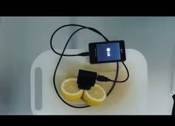 Enlace a La forma de cargar la batería del móvil que está revolucionando internet: 2 limones