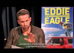Enlace a Ryan Reynolds entrevista a Hugh Jackman con una conversación muy divertida