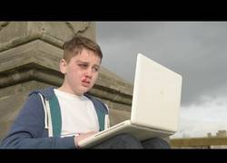 Enlace a Impactante anuncio contra el ciberbullying [Inglés]