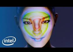 Enlace a Intel hace algo increíble. Fíjate bien en la cara de la chica y como cambia