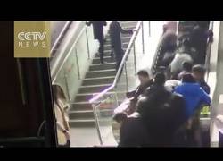 Enlace a Esta escalera mecánica se vuelve loca y se pone a funcionar en dirección contraria