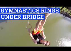 Enlace a Practicando anillas en un sitio de lo más normal... debajo de un puente