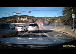 Enlace a Definitivamente este camión se ha quedado sin frenos... ¡pedazo de accidente!