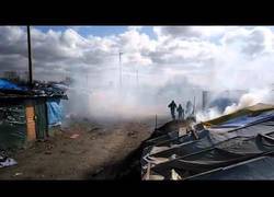 Enlace a La policía desaloja campo de refugiados de Calais con gas lacrimógeno. Dramático y muy triste :(