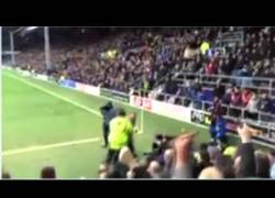 Enlace a ¡Tremendo! ¡Dos aficionados saltan al campo durante el QPR vs Birmingham para pelearse!
