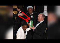 Enlace a Morgan Freeman subió al escenario de los Oscar, se comió una galleta y se fue