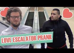 Enlace a Tocan la mano de otros hombres en la escalera mecánicas. Muchas risas con las reaccciones