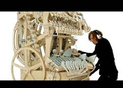 Enlace a Atención a este instrumento. 2000 bolitas para crear esta maravilla de música