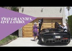 Enlace a Dos abuelitas montadas en un Lamborghini, la gente no se cree lo que ve