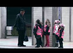 Enlace a Así de fácil hacen sonreír un grupo de niños a un pensionista. Es simple