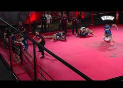 Enlace a Así es el TFC, una modalidad de la UFC, combates de cinco contra cinco