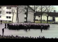 Enlace a Estos soldados noruegos revoluciona internet con su curioso baile