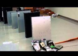 Enlace a Espectacular dominó con discos duros y material informático