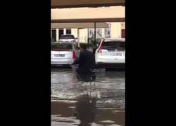 Enlace a El drama de un hombre tras las grandes lluvias en Abu Dhabi