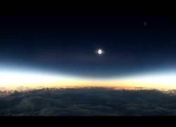 Enlace a Así de alucinante se ve un eclipse solar desde un avión