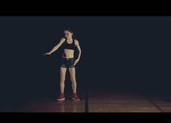 Enlace a Adilyn Malcolm, 12 años, ha aprendido a bailar dubstep solamente con la ayuda de Youtube