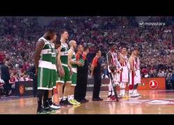 Enlace a Impresionante el ambiente en el partido Estrella Roja-Panathinaikos, hasta los jugadores flipan