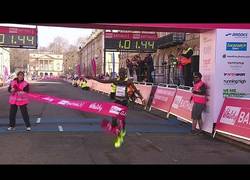 Enlace a Este atleta keniano no espera lo que le va a pasar nada más cruzar la meta...
