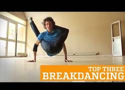 Enlace a Es alucinante la habilidad de estos tres chicos para bailar breakdance