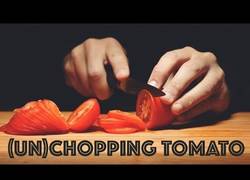 Enlace a El proceso de cortar tomates tal como nunca lo habías visto