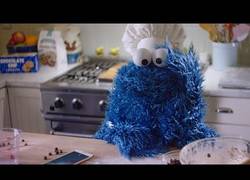 Enlace a El monstruo de las galletas usa el iPhone 6s mientras hace galletas