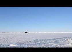 Enlace a De esta forma irrumpe un submarino en medio de esta capa tremenda de hielo