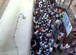 Enlace a De esta forma hay que subirse al tren en la India. Alucinante