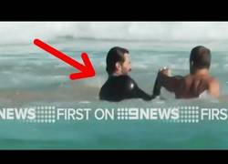 Enlace a Muy grande Hugh Jackman salvando a niños de las olas del mar en Sidney
