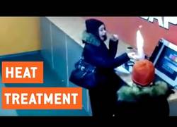 Enlace a La sorpresa que se llevan estas chicas al ir a comprar un secador de pelo