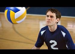 Enlace a Scott Sterling lo ha vuelto a hacer y usa su cara para ser el héroe en volleyball