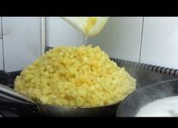 Enlace a Así se prepara una mega tortilla de 30 huevos en un bar de Cádiz