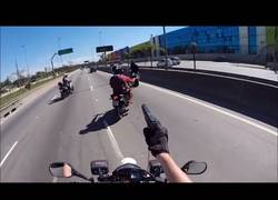 Enlace a Recopilación de policías brasileños en moto abordando a gente mala