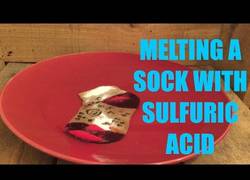 Enlace a ¿Qué pasa si metemos un calcetín en ácido sulfúrico?
