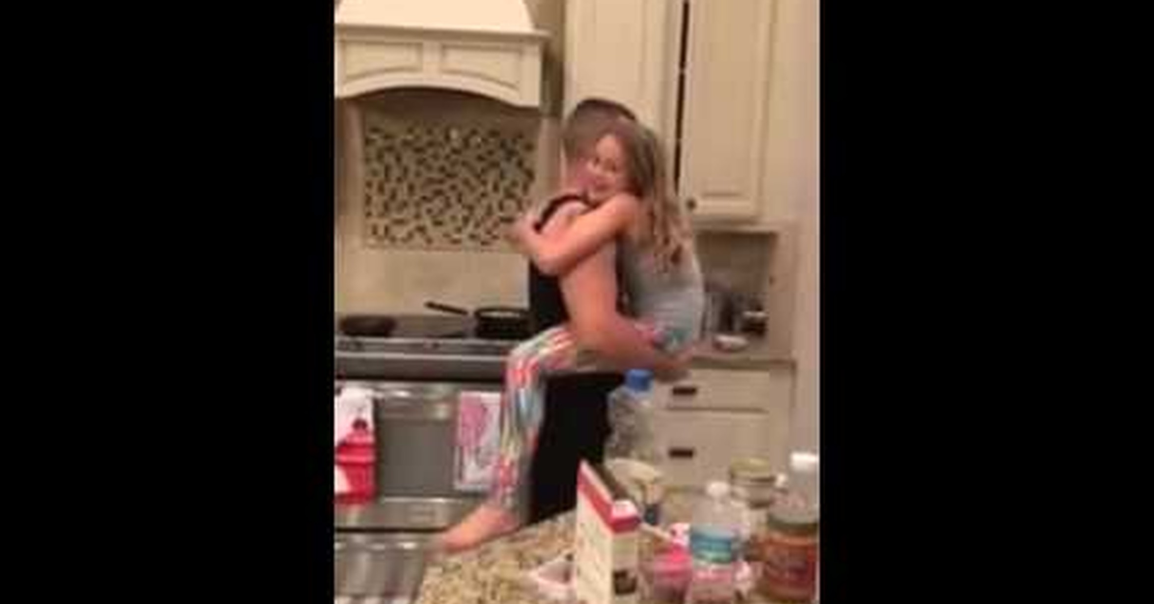 Папа танцует с дочерью на кухне