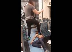 Enlace a Instructor de gimnasia somete a abusador de pasajeros en metro de EEUU