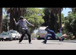 Enlace a Ver a estos dos chicos moverse es bastante alucinante