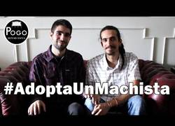 Enlace a La valiente decisión de estos dos chicos de adoptar a un machista