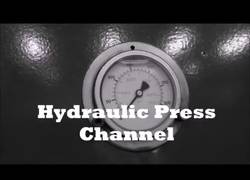 Enlace a Una prensa hidráulica que prensa a otra que a su vez... vídeo dirigido por Christopher Nolan