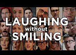 Enlace a Un curioso experimento con 47 youtubers. ¿Eres capaz de reírte sin sonreír? [inglés]