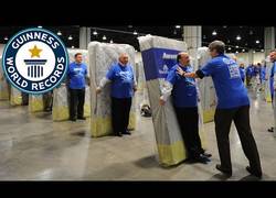 Enlace a Un récord guinness con efecto dominó para echarse a dormir con 1.200 participantes