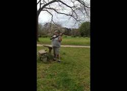 Enlace a Esta madre si que es cruel castigando a sus hijos...