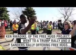Enlace a Un chico negro ofrece abrazos gratis a votantes de Trump y Sanders. Reacciones muy dispares (Inglés)