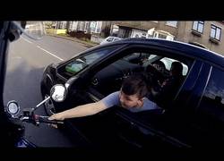 Enlace a Y así de fácil hace feliz este motorista a un niño