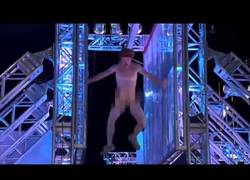 Enlace a Espontáneo sale desnudo en un concurso de superar obstáculos y no lo hace nada mal