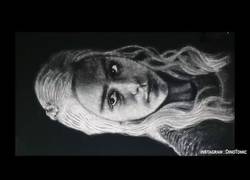 Enlace a Impresionante dibujo de Daenerys hecho con sal