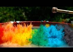 Enlace a Precioso efecto de la pintura al golpearla con un tambor