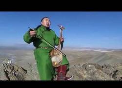 Enlace a Hombre canta con voz gutural tibetana. Simplemente fantástico.