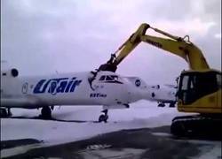 Enlace a Operario despedido de un aeropuerto de Rusia destroza avión con una excavadora