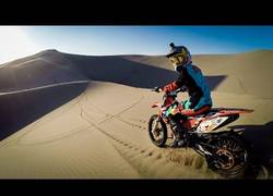 Enlace a Saltando dunas en moto visto desde una GoPro. ¡Alucinante!